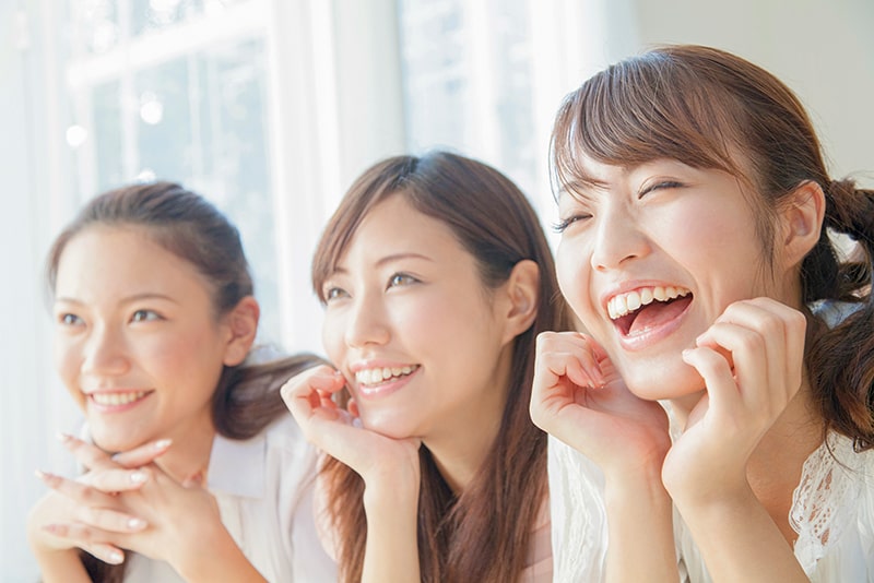 美しい口元で、自信あふれる笑顔に