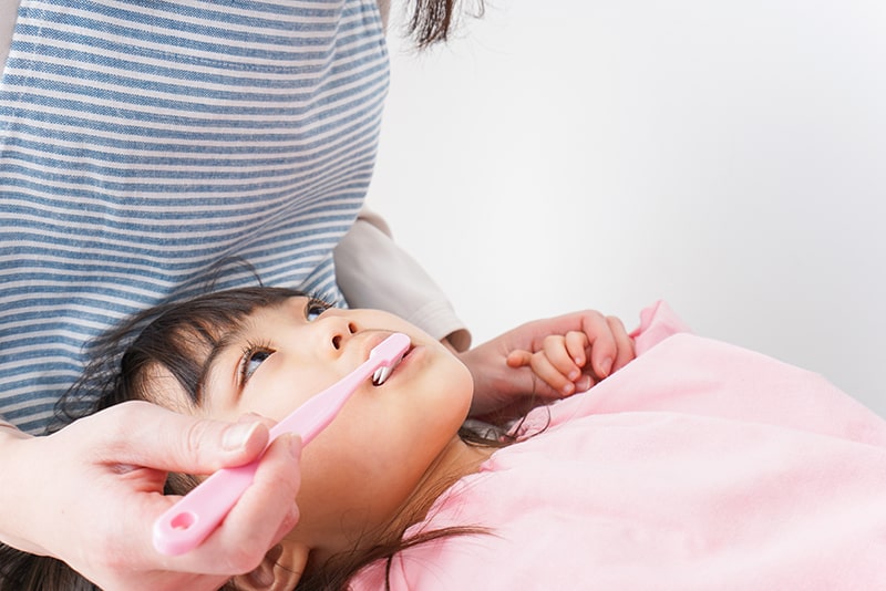 お子さまには仕上げ磨きを